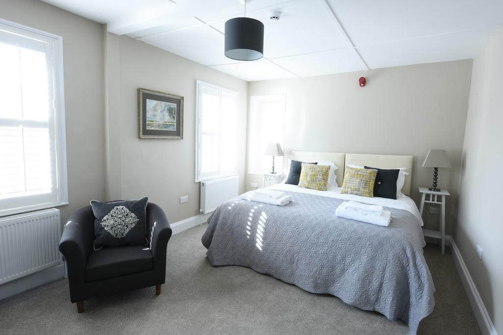 Woodstock Suites Charlton  ภายนอก รูปภาพ