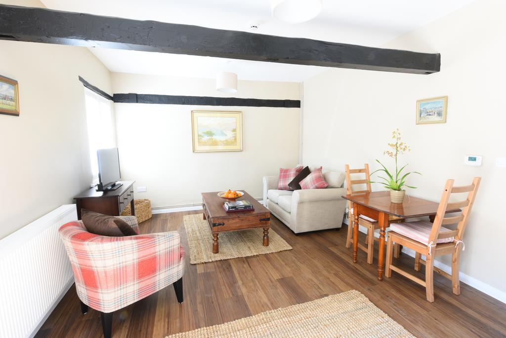 Woodstock Suites Charlton  ภายนอก รูปภาพ