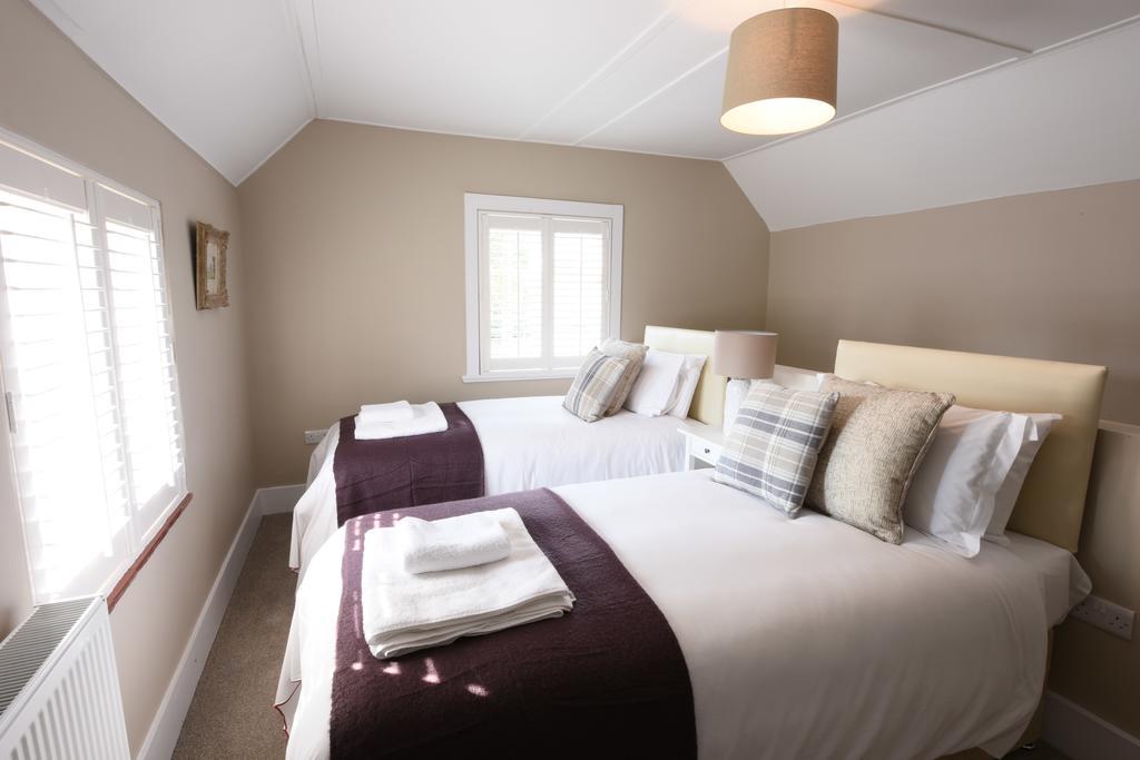 Woodstock Suites Charlton  ภายนอก รูปภาพ