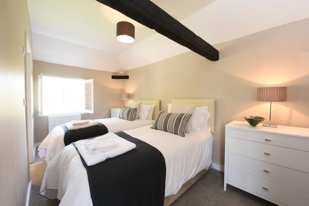 Woodstock Suites Charlton  ภายนอก รูปภาพ